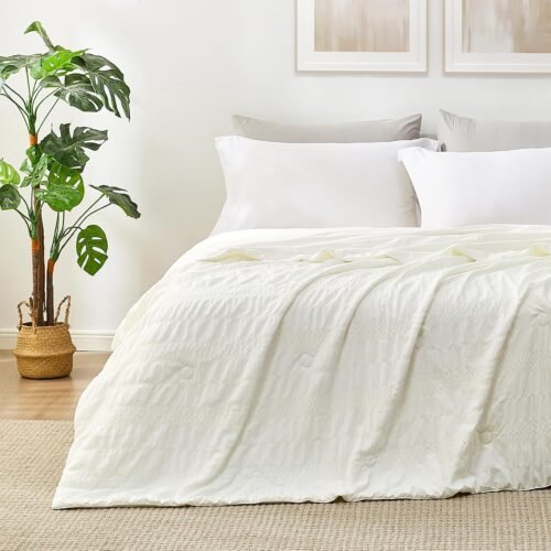 Reversible Cooling Comforter with Seersucker Reverse Side